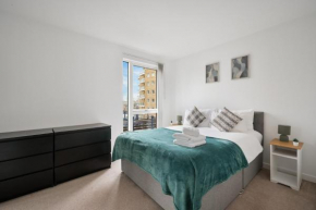 Canary Chic 2 Bedroom Apartment with Marina Views
